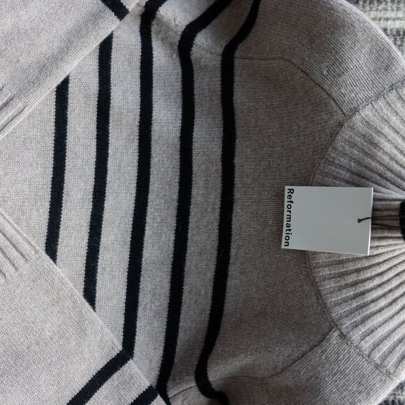 Reformation Brooke Cashmere Cropped Turtleneck - Picture 5 of 10